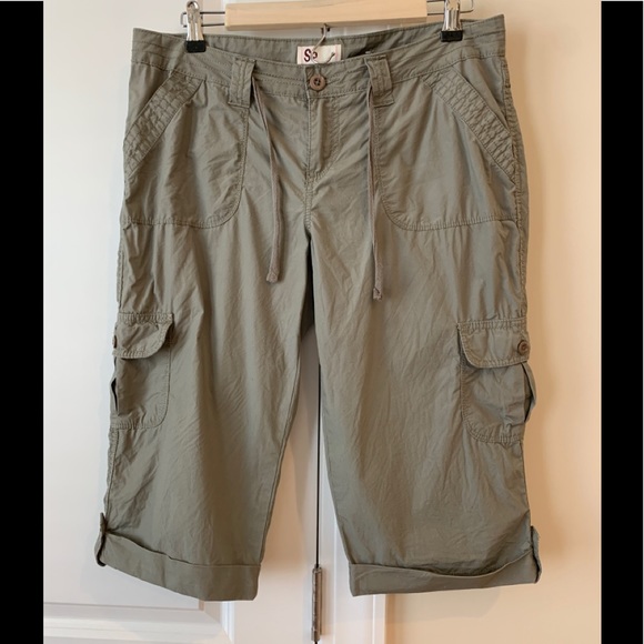 Green Khaki Capri’s - Picture 1 of 2